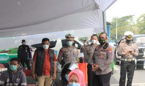 Kombespol Johnny Eddizon Isir Pantau Langsung Penyekatan di Sisi Surabaya dan Madura