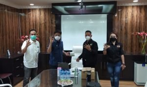 Serahkan Masker Sanitizer, Kagama Barmas Diapresiasi Walikota Manado AA