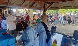 230 Warga Desa Cilangkara di Vaksin Petugas dalam Giat Operasi Kemanusiaan