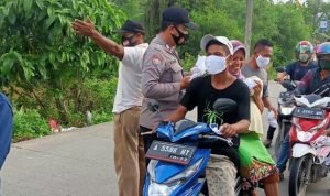 Bersama Petugas PPKM Mikro, Bhabinkamtibmas Polsek Cikande Hadir Bagikan Masker dan Edukasi Prokes ke Masyarakat