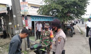 PPKM Mikro, Babinsa Koramil 0602-19/Cikande Bagikan Masker dan Himbauan Prokes