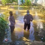 Polsek Sayan Monitoring Lokasi Banjir di Lingkungan Masyarakat