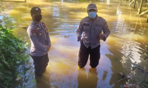 Polsek Sayan Monitoring Lokasi Banjir di Lingkungan Masyarakat