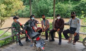 Babinsa Nanga Tebidah Komsos dengan Warga Himbau Prokes