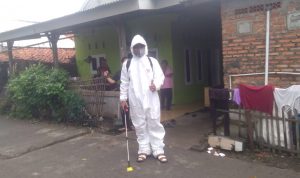 Ketua RT Kampung Bancongcuk Sigap Melayani Warganya yang Terkena Covid-19