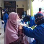 Warga Perum Central Park Antusias Mengantri Lakukan Vaksinasi Oleh Polsek Cikarang