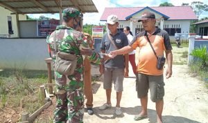 Babinsa Koramil Ketungau Hulu Bagikan Masker pada Warga