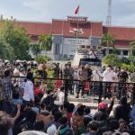Dinilai Diskriminatif, Warga Bangkalan Madura Geruduk Balai Kota Surabaya