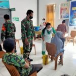 Babinsa Koramil 15/Sokan Dampingi Kegiatan Vaksin Serentak