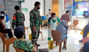 Babinsa Koramil 15/Sokan Dampingi Kegiatan Vaksin Serentak