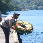 Polda Sulut Gelar Upacara Tabur Bunga di Perairan Bitung