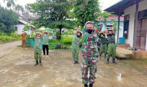 Babinsa Berikan Pelatihan Kedisiplinan Terhadap Anggota Linmas di Desa Binaannya