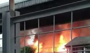 Kebakaran di Komplek PJKA Samping Stasiun KA Kemayoran Hanguskan 8 Rumah