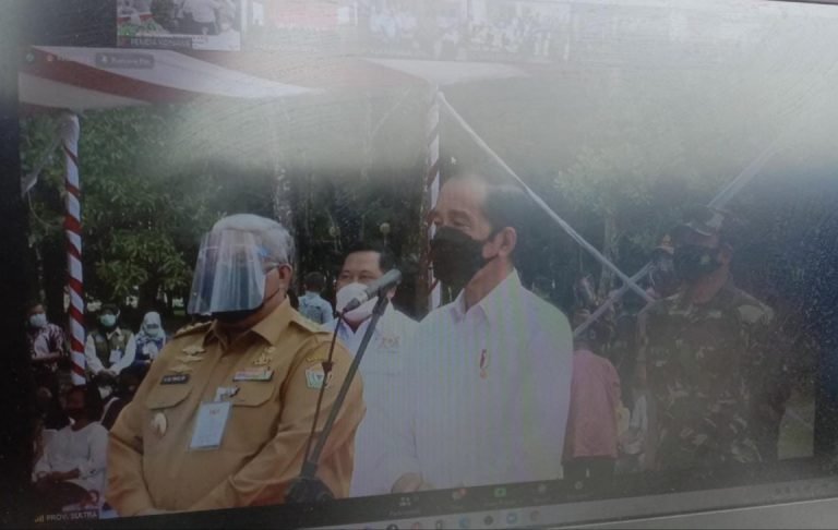 Presiden Jokowi Saksikan Video Vitual Vaksinasi di Konawe