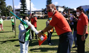 Peringati Lingkungan Hidup Sedunia, Bupati Minahasa Diwakilkan Sekda Muntu Serahkan Alat Kebersihan