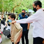 Seorang Pemuda Bangga Dapat Jaket Dari Presiden Jokowi