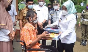 Bupati Berikan Bantuan Bagi Lansia, Disabilitas dan Anak Terlantar