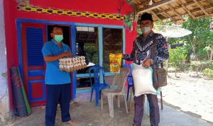 Kepala Desa Dwijaya Salurkan Bantuan ke Warga Terpapar Covid-19