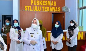 Bupati Hj Ratna Machmud Tinjau Ruang Pelayanan Pasien Covid-19 Setiap Puskesmas