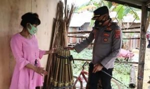 Bansos di Kampung Lorong Pemulung, Kapolres Kendari Borong Ratusan Sapu Lidi