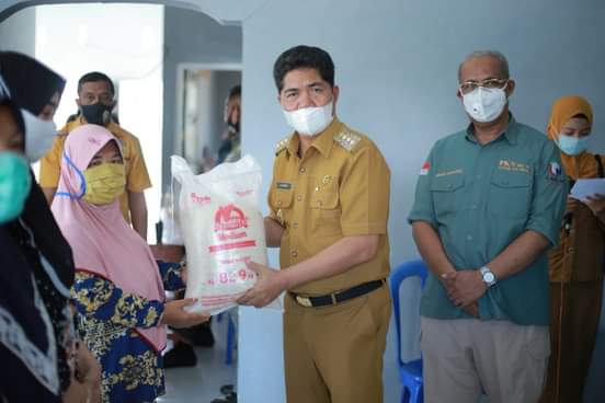 Pemkab Buton Salurkan Bantuan Beras