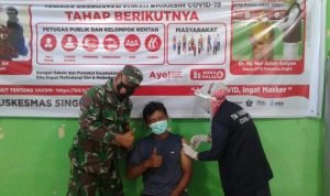 Berikan Rasa Aman, Babinsa Koramil 02/Singkil Pantau Pelaksanaan Serbuan Vaksinasi Covid-19