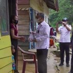 Wali Kota Kendari Bagi Daging Kurban ke Warga di TPA Puuwatu