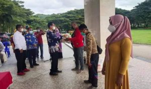 Pemkab Bombana Salurkan Bantuan Beras ke Masyarakat Selama PPKM Mikro