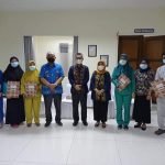 Walikota Kendari Serahkan Insentif Nakes yang Tertunda Oktober-Desember