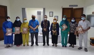 Walikota Kendari Serahkan Insentif Nakes yang Tertunda Oktober-Desember