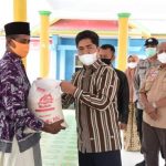 Bupati Buton Penyalurkan Bantuan Beras di Banabungi Kabupaten Buton