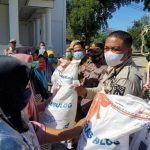Bupati Busel Salurkan Bantuan Beras PPKM Kepada 9.646 PKM