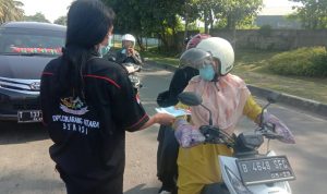 Ormas Garda Pasundan Giat Bagikan Masker di Jalan Untuk Para Pengemudi