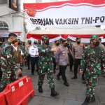 Panglima TNI Bersama Kapolri Tinjau Vaksinasi Massal di Kota Tua