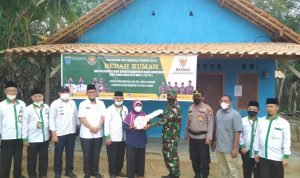 Danramil 402-09/Mesuji Serahkan Kunci Bedah RTLH ke Warga
