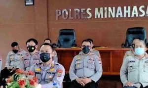 Kapolres Tommy Ikuti Doa Bersama PrayFromHome di Ruang Maesa Mapolres Minahasa