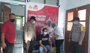 Kapolsek Darta Pantau Giat Vaksinasi di Kecamatan Langoan
