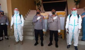 Untuk Hindari Virus Covid-19 Polres Minahasa Lakukan Penyemprotan Disinfektan