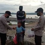Polsek Lealea Bantu Anak Yatim yang Berjualan Roti Demi Dapat Uang Jajan