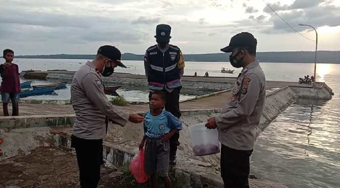 Polsek Lealea Bantu Anak Yatim yang Berjualan Roti Demi Dapat Uang Jajan 1 IMG 20210717 WA0019