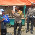 Kapolres Serang Bagikan Paket Bansos Kepada Masyarakat Terdampak Covid -19