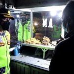 Patroli PPKM Darurat, Kapolres Serang Bagikan Bansos Ke Pedagang dan Borong Dagangan