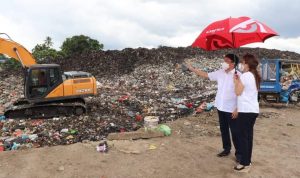 Peduli Rakyat, Walikota Andrei dan Istrinya Irene Blusukan ke TPA Sumompo Dihari Libur