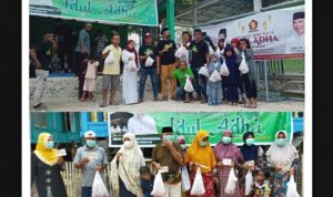 Relawan ASR Bersama Partai Gerinda Bagi Daging Kurban ke Warga Buton Tengah