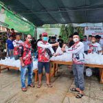 Relawan ASR dan Partai Gerinda Bagi Daging Kurban di Buton dan Buton Selatan