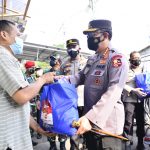 Panglima TNI dan Kapolri Turun ke Pemukiman Serahkan Bansos PPKM Level 4