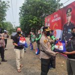 Polres Serang Bagikan Paket Sembako Kepada Driver Ojek Online