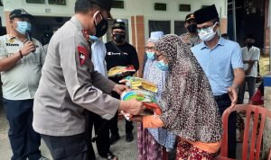 Polda Sumsel Bagikan Puluhan Karung Beras ke Warga Gang 7 Ulu