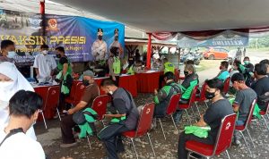 Ratusan Ojol Lakukan Vaksin dan Dapatkan Sembako Gratis