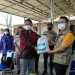 PJ Bupati Bekasi Salurkan Bantuan dari Pemprov di Desa Mekarmukti